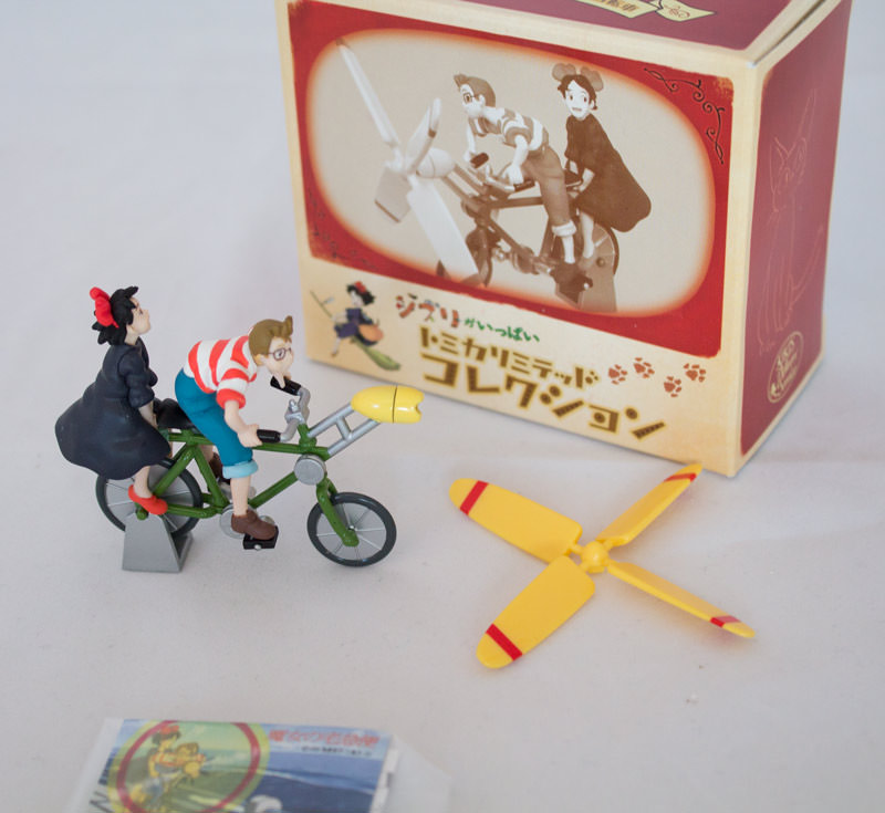 Kikis expressbud plastfigur (Kiki & Tombo på cykel)